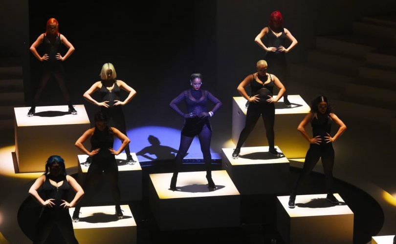 Рианна “Savage X Fenty” шоугаа толилуулав